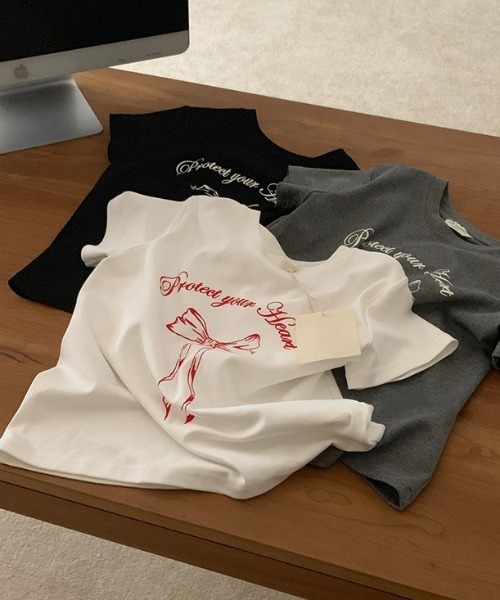 Teem Store(チームストア)の「リボンデザイン プリントTシャツ(Tシャツ/カットソー・レディース・ブラック/ホワイト・S/M)」の3枚目の写真