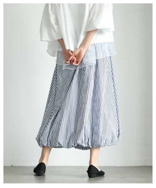 Sawa a la mode(サワアラモード)の「ストライプ柄バブルヘムスカート(スカート・レディース・ブルー/ブラック・FREE)」の9枚目の写真
