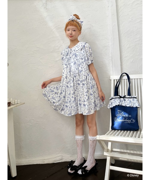 Disney(ディズニー)の「【Disney】ふしぎの国のアリス/トワル・ドゥ・ジュイSTYLEダブルカラーワンピース(ワンピース・レディース・ネイビー/ブルー・FREE)」の17枚目の写真