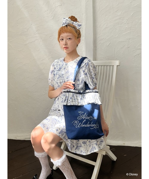 Disney(ディズニー)の「【Disney】ふしぎの国のアリス/トワル・ドゥ・ジュイSTYLEダブルカラーワンピース(ワンピース・レディース・ネイビー/ブルー・FREE)」の15枚目の写真