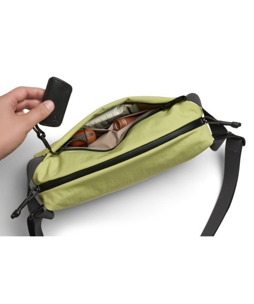 entre square(アントレスクエアー)の「Bellroy/ボディバッグ Lite Sling 7L KIWI(廃盤カラー)(ボディバッグ/ウエストポーチ・メンズ・ライトグリーン・ONESIZE)」の7枚目の写真