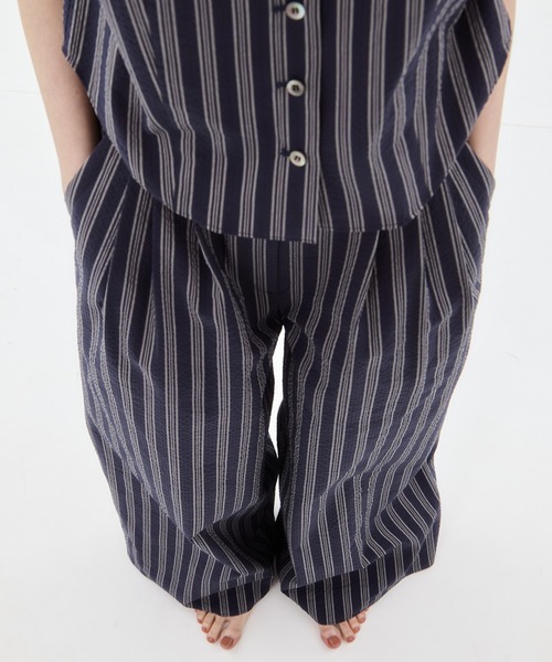 STUDIOUS（ステュディオス）の「【STUDIOUS/ステュディオス】Seersucker Flare Pants/シーサッカーフレアパンツ（その他パンツ・レディース・ブラック/ホワイト/ストライプ・1/2）」の3枚目の写真
