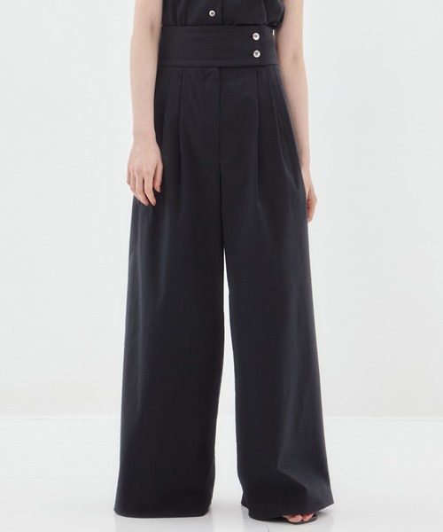 STUDIOUS（ステュディオス）の「【STUDIOUS/ステュディオス】Seersucker Flare Pants/シーサッカーフレアパンツ（その他パンツ・レディース・ブラック/ホワイト/ストライプ・1/2）」の2枚目の写真