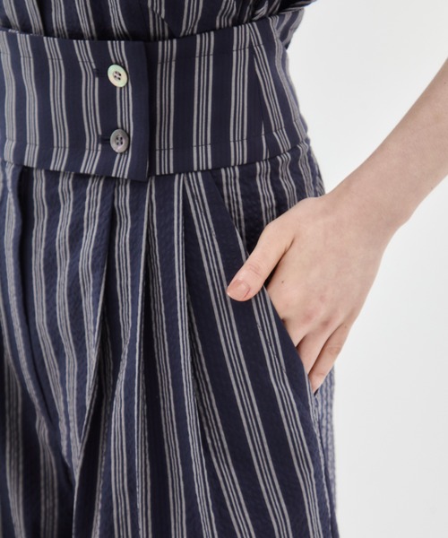 STUDIOUS（ステュディオス）の「【STUDIOUS/ステュディオス】Seersucker Flare Pants/シーサッカーフレアパンツ（その他パンツ・レディース・ブラック/ホワイト/ストライプ・1/2）」の14枚目の写真