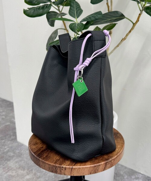 fredy emue（フレディエミュ）の「FRロゴ＆タッセルレザーチャーム（チャーム・レディース・ブラック/ベージュ/ラベンダー/ライトグリーン/キャメル・FREE）」の4枚目の写真