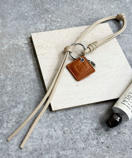 fredy emue（フレディエミュ）の「FRロゴ＆タッセルレザーチャーム（チャーム・レディース・ブラック/ベージュ/ラベンダー/ライトグリーン/キャメル・FREE）」の2枚目の写真