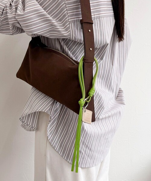 fredy emue（フレディエミュ）の「FRロゴ＆タッセルレザーチャーム（チャーム・レディース・ブラック/ベージュ/ラベンダー/ライトグリーン/キャメル・FREE）」の3枚目の写真