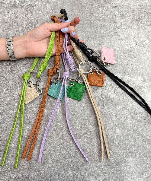 fredy emue（フレディエミュ）の「FRロゴ＆タッセルレザーチャーム（チャーム・レディース・ブラック/ベージュ/ラベンダー/ライトグリーン/キャメル・FREE）」の17枚目の写真