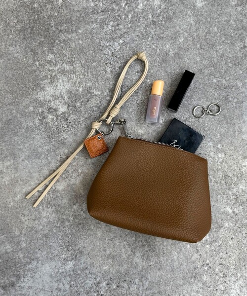 fredy emue（フレディエミュ）の「FRロゴ＆タッセルレザーチャーム（チャーム・レディース・ブラック/ベージュ/ラベンダー/ライトグリーン/キャメル・FREE）」の18枚目の写真