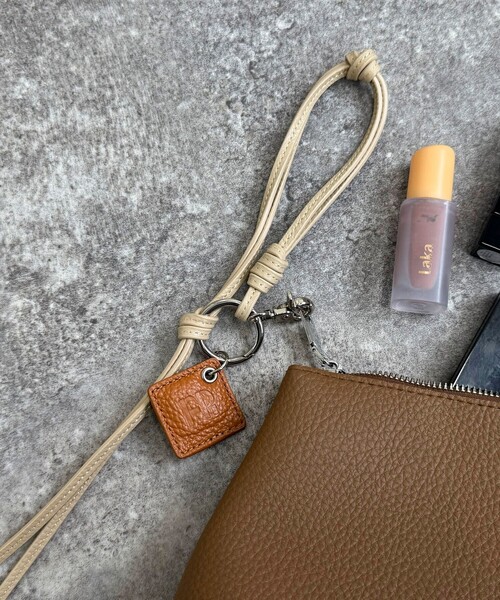 fredy emue（フレディエミュ）の「FRロゴ＆タッセルレザーチャーム（チャーム・レディース・ブラック/ベージュ/ラベンダー/ライトグリーン/キャメル・FREE）」の19枚目の写真