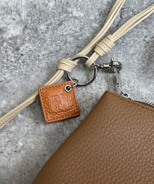 fredy emue（フレディエミュ）の「FRロゴ＆タッセルレザーチャーム（チャーム・レディース・ブラック/ベージュ/ラベンダー/ライトグリーン/キャメル・FREE）」の20枚目の写真