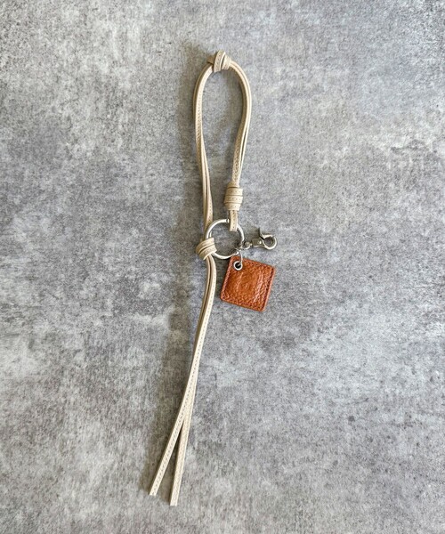 fredy emue（フレディエミュ）の「FRロゴ＆タッセルレザーチャーム（チャーム・レディース・ブラック/ベージュ/ラベンダー/ライトグリーン/キャメル・FREE）」の21枚目の写真