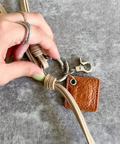 fredy emue（フレディエミュ）の「FRロゴ＆タッセルレザーチャーム（チャーム・レディース・ブラック/ベージュ/ラベンダー/ライトグリーン/キャメル・FREE）」の22枚目の写真