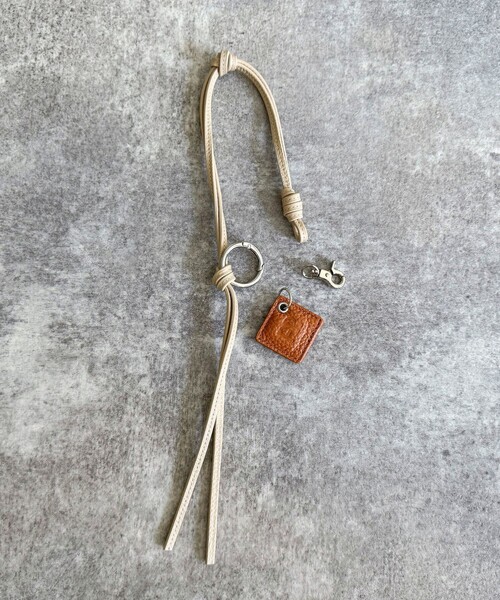 fredy emue（フレディエミュ）の「FRロゴ＆タッセルレザーチャーム（チャーム・レディース・ブラック/ベージュ/ラベンダー/ライトグリーン/キャメル・FREE）」の11枚目の写真