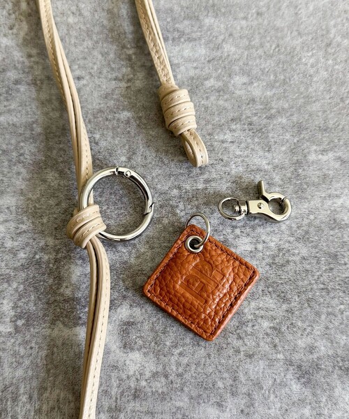 fredy emue（フレディエミュ）の「FRロゴ＆タッセルレザーチャーム（チャーム・レディース・ブラック/ベージュ/ラベンダー/ライトグリーン/キャメル・FREE）」の12枚目の写真