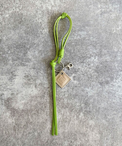 fredy emue（フレディエミュ）の「FRロゴ＆タッセルレザーチャーム（チャーム・レディース・ブラック/ベージュ/ラベンダー/ライトグリーン/キャメル・FREE）」の14枚目の写真