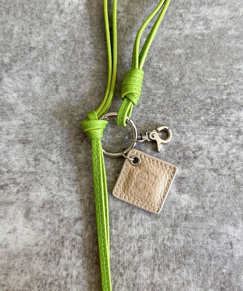 fredy emue（フレディエミュ）の「FRロゴ＆タッセルレザーチャーム（チャーム・レディース・ブラック/ベージュ/ラベンダー/ライトグリーン/キャメル・FREE）」の15枚目の写真