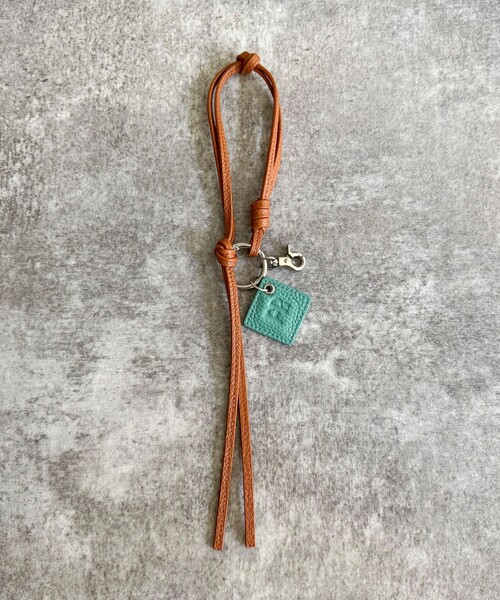 fredy emue（フレディエミュ）の「FRロゴ＆タッセルレザーチャーム（チャーム・レディース・ブラック/ベージュ/ラベンダー/ライトグリーン/キャメル・FREE）」の16枚目の写真