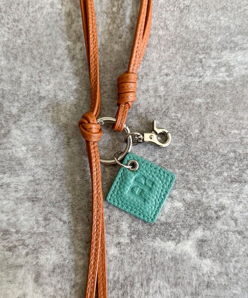 fredy emue（フレディエミュ）の「FRロゴ＆タッセルレザーチャーム（チャーム・レディース・ブラック/ベージュ/ラベンダー/ライトグリーン/キャメル・FREE）」の6枚目の写真