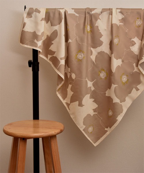 TONE SELECT GOODS（トーンセレクトグッズ）の「【resonance】花柄 バイカラー シンプル シルクタッチ 大判スカーフ【マルチウェイ】（バンダナ/スカーフ・レディース・イエロー系/ブラック系/ベージュ系・FREE）」の2枚目の写真