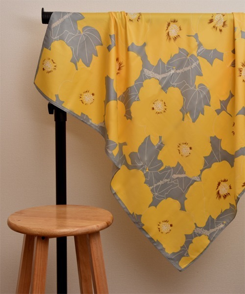 TONE SELECT GOODS（トーンセレクトグッズ）の「【resonance】花柄 バイカラー シンプル シルクタッチ 大判スカーフ【マルチウェイ】（バンダナ/スカーフ・レディース・イエロー系/ブラック系/ベージュ系・FREE）」の3枚目の写真