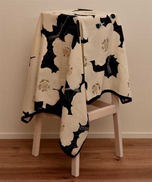 TONE SELECT GOODS（トーンセレクトグッズ）の「【resonance】花柄 バイカラー シンプル シルクタッチ 大判スカーフ【マルチウェイ】（バンダナ/スカーフ・レディース・イエロー系/ブラック系/ベージュ系・FREE）」の9枚目の写真