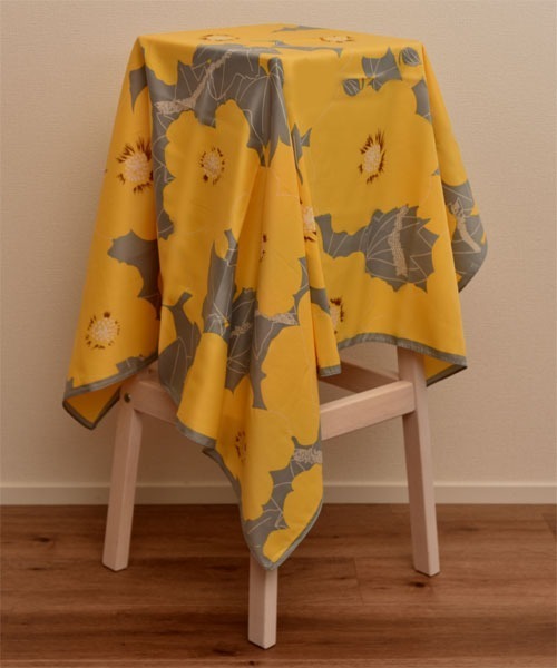 TONE SELECT GOODS（トーンセレクトグッズ）の「【resonance】花柄 バイカラー シンプル シルクタッチ 大判スカーフ【マルチウェイ】（バンダナ/スカーフ・レディース・イエロー系/ブラック系/ベージュ系・FREE）」の7枚目の写真