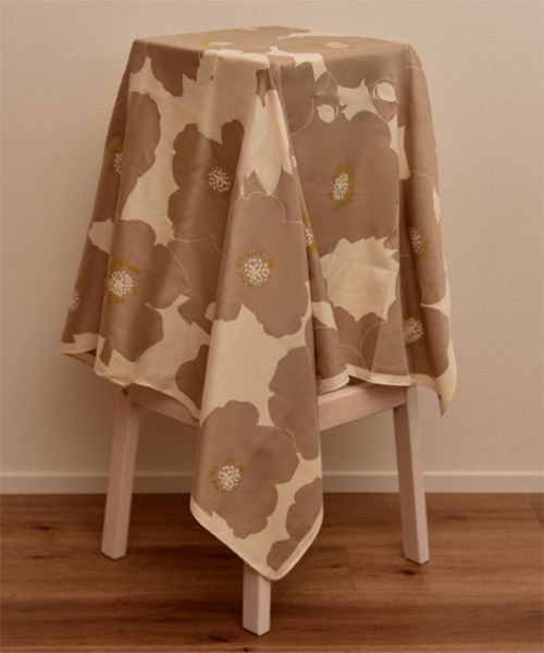 TONE SELECT GOODS（トーンセレクトグッズ）の「【resonance】花柄 バイカラー シンプル シルクタッチ 大判スカーフ【マルチウェイ】（バンダナ/スカーフ・レディース・イエロー系/ブラック系/ベージュ系・FREE）」の5枚目の写真