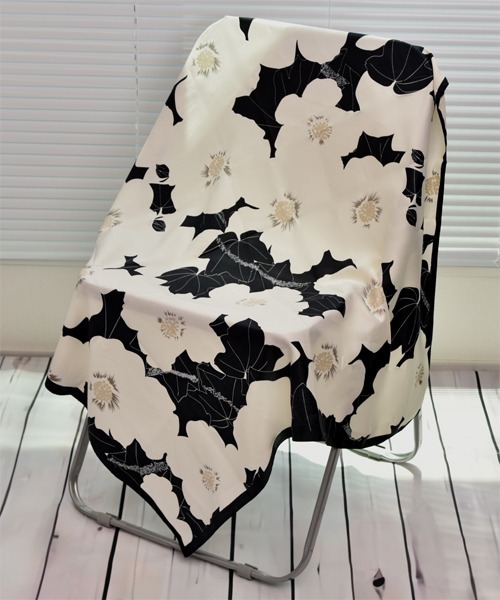 TONE SELECT GOODS（トーンセレクトグッズ）の「【resonance】花柄 バイカラー シンプル シルクタッチ 大判スカーフ【マルチウェイ】（バンダナ/スカーフ・レディース・イエロー系/ブラック系/ベージュ系・FREE）」の8枚目の写真