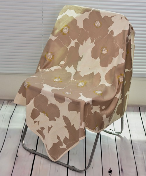 TONE SELECT GOODS（トーンセレクトグッズ）の「【resonance】花柄 バイカラー シンプル シルクタッチ 大判スカーフ【マルチウェイ】（バンダナ/スカーフ・レディース・イエロー系/ブラック系/ベージュ系・FREE）」の4枚目の写真