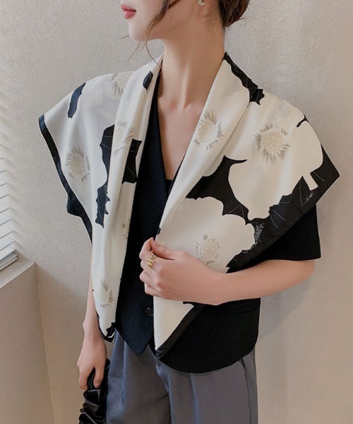 TONE SELECT GOODS（トーンセレクトグッズ）の「【resonance】花柄 バイカラー シンプル シルクタッチ 大判スカーフ【マルチウェイ】（バンダナ/スカーフ・レディース・イエロー系/ブラック系/ベージュ系・FREE）」の10枚目の写真