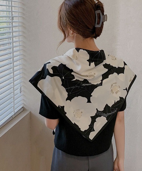 TONE SELECT GOODS（トーンセレクトグッズ）の「【resonance】花柄 バイカラー シンプル シルクタッチ 大判スカーフ【マルチウェイ】（バンダナ/スカーフ・レディース・イエロー系/ブラック系/ベージュ系・FREE）」の11枚目の写真