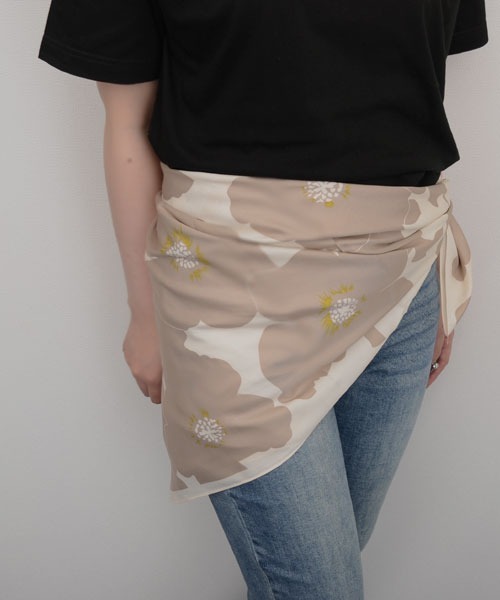 TONE SELECT GOODS（トーンセレクトグッズ）の「【resonance】花柄 バイカラー シンプル シルクタッチ 大判スカーフ【マルチウェイ】（バンダナ/スカーフ・レディース・イエロー系/ブラック系/ベージュ系・FREE）」の13枚目の写真