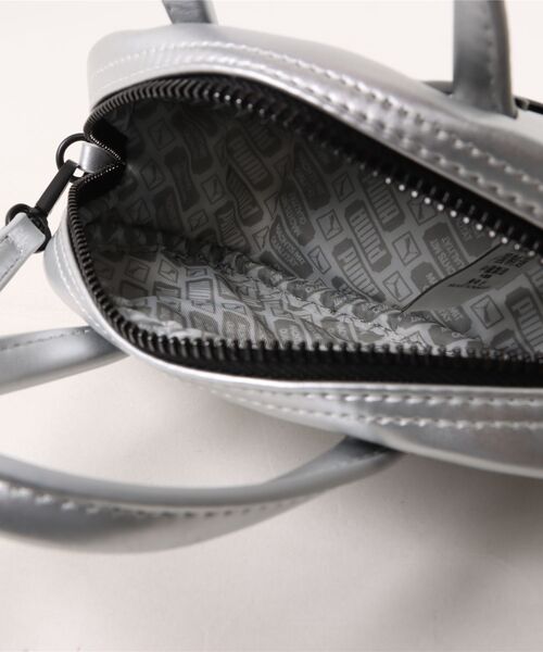 PUMA(プーマ)の「PUMA/プーマ ボストンバック 1976 メタリック マイクロ グリップバッグ 1L 092485(ボストンバッグ・メンズ・プラチナム・ONE)」の4枚目の写真