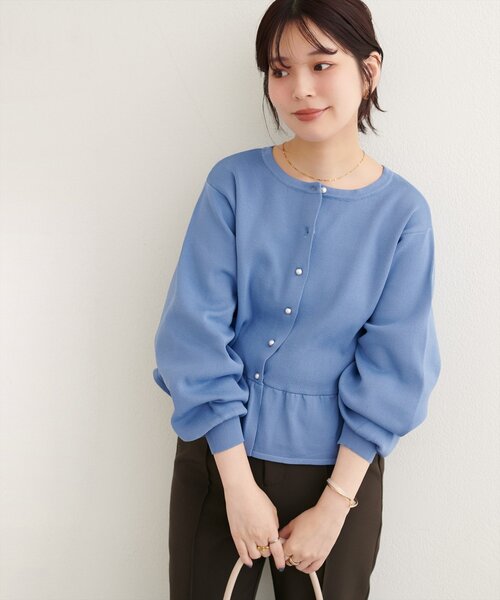 natural couture(ナチュラルクチュール)の「【WEB限定】裾フリルペプラムカーデ(カーディガン/ボレロ・レディース・ボルドー/グレイッシュベージュ/ブラック/オフホワイト/ブルー・FREE)」の4枚目の写真