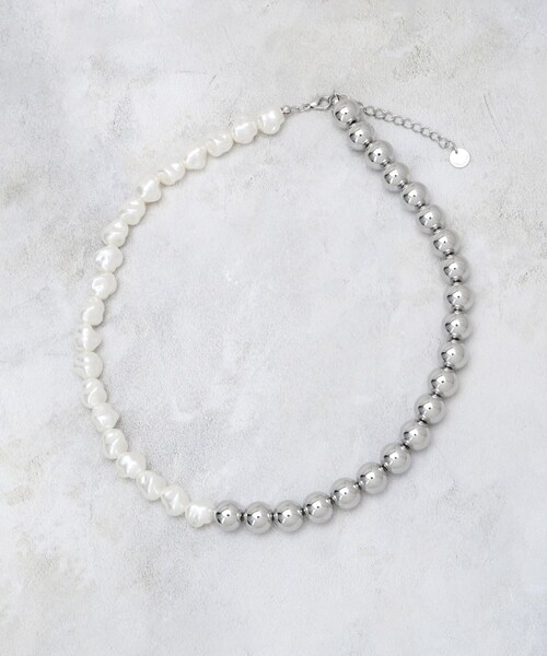 OPAQUE.CLIP（オペークドットクリップ）の「メタル×フェイクパール ショートネックレス（ネックレス・レディース・ゴールド系/オフホワイト/シルバー系・00）」の2枚目の写真