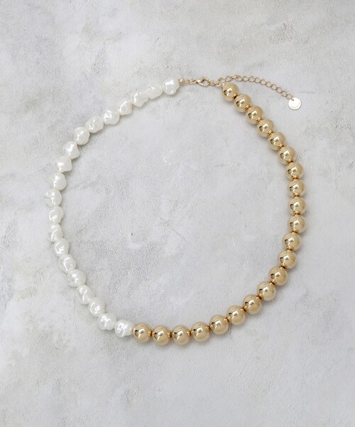 OPAQUE.CLIP（オペークドットクリップ）の「メタル×フェイクパール ショートネックレス（ネックレス・レディース・ゴールド系/オフホワイト/シルバー系・00）」の3枚目の写真