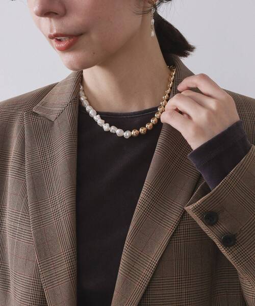 OPAQUE.CLIP（オペークドットクリップ）の「メタル×フェイクパール ショートネックレス（ネックレス・レディース・ゴールド系/オフホワイト/シルバー系・00）」の4枚目の写真