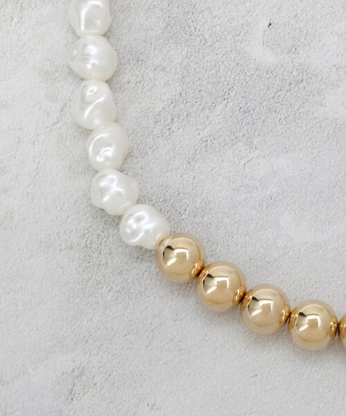 OPAQUE.CLIP（オペークドットクリップ）の「メタル×フェイクパール ショートネックレス（ネックレス・レディース・ゴールド系/オフホワイト/シルバー系・00）」の6枚目の写真