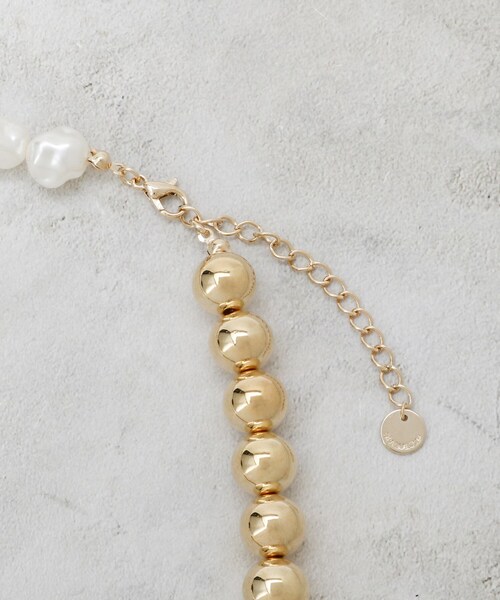 OPAQUE.CLIP（オペークドットクリップ）の「メタル×フェイクパール ショートネックレス（ネックレス・レディース・ゴールド系/オフホワイト/シルバー系・00）」の7枚目の写真