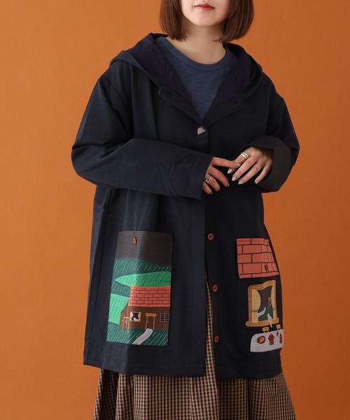 Emago(イマゴ)の「EMAGO お家刺繍ミドルコート(その他アウター・レディース・レッド/ネイビー・FREE)」の1枚目の写真