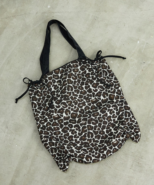 soeur（スール）の「SOEUR/シャーリングトート/うちわもすっぽり/推し活にもおすすめ/A4サイズ（トートバッグ・レディース・ベージュ/その他1/ブラック・フリー）」の3枚目の写真