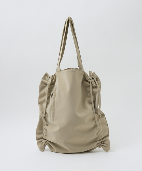 soeur（スール）の「SOEUR/シャーリングトート/うちわもすっぽり/推し活にもおすすめ/A4サイズ（トートバッグ・レディース・ベージュ/その他1/ブラック・フリー）」の2枚目の写真