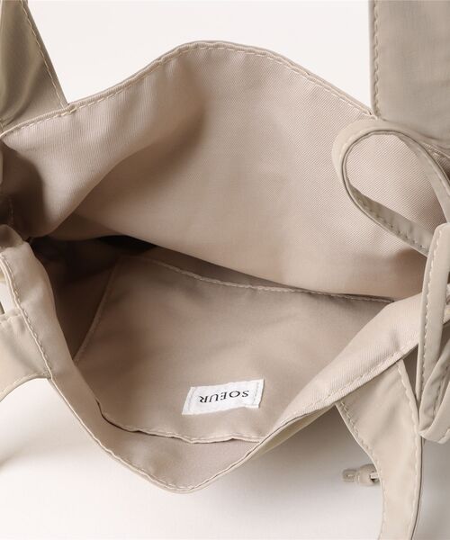 soeur（スール）の「SOEUR/シャーリングトート/うちわもすっぽり/推し活にもおすすめ/A4サイズ（トートバッグ・レディース・ベージュ/その他1/ブラック・フリー）」の4枚目の写真