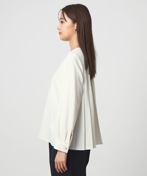 green label relaxing（グリーンレーベルリラクシング）の「［size SHORTあり］パウドレ プリーツ ブラウス ウォッシャブル ストレッチ（シャツ/ブラウス・レディース・ネイビー/ナチュラル/オフホワイト/ブラック・SHORT/FREE）」の10枚目の写真