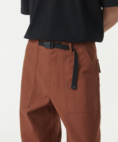 MUSINSA STANDARD（ムシンサスタンダード）の「ホワイトサテンワイドベルト付きパーティグパンツ[ブリックレッド]（その他パンツ・メンズ・その他・26/27/28/29/30/31/32/33/34/36/38/40/42）」の4枚目の写真