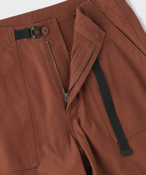 MUSINSA STANDARD（ムシンサスタンダード）の「ホワイトサテンワイドベルト付きパーティグパンツ[ブリックレッド]（その他パンツ・メンズ・その他・26/27/28/29/30/31/32/33/34/36/38/40/42）」の5枚目の写真