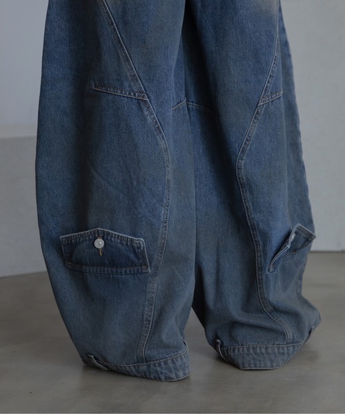 VACANCY（ヴァカンシー）の「ラップライク裾デザインワイドデニム（デニムパンツ・メンズ・ブラック/ブルー・MEDIUM/LARGE/X-LARGE）」の4枚目の写真