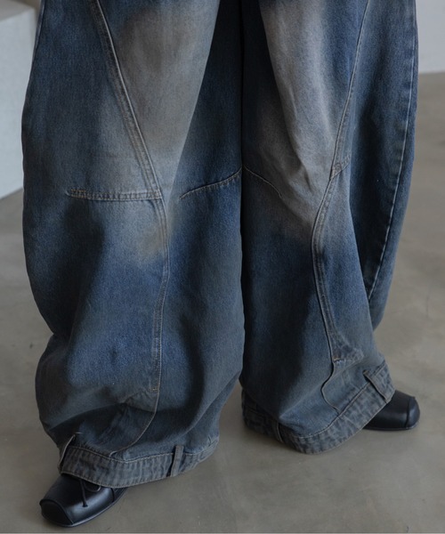 VACANCY（ヴァカンシー）の「ラップライク裾デザインワイドデニム（デニムパンツ・メンズ・ブラック/ブルー・MEDIUM/LARGE/X-LARGE）」の9枚目の写真