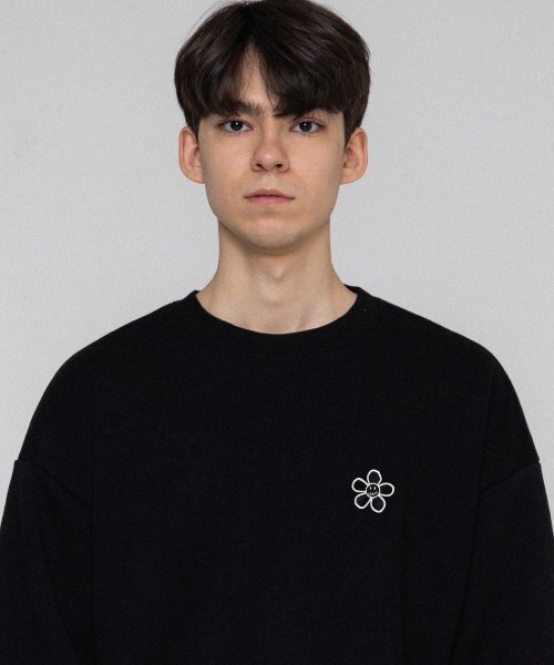 GRAVER（グレーバー）の「[ユニセックス]ラインフラワードット刺繍スウェット_ブラック（スウェット・レディース・ブラック・SMALL/MEDIUM/LARGE）」の2枚目の写真